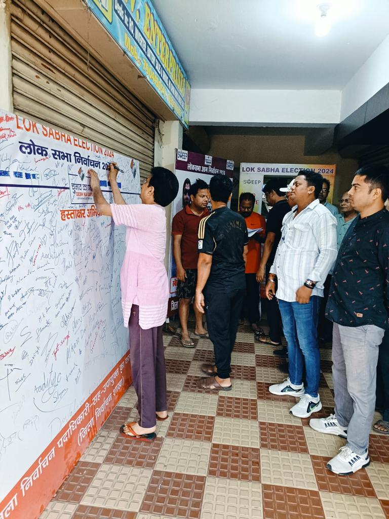 धनबाद नगर निगम द्वारा आज सुबह मतदान के प्रति लोगों को जागरूक करने के उद्देश्य से लोगों के बीच हस्ताक्षर अभियान चलाकर लोगों से मतदान करने हेतु अपील की गई @Deo_cum_Dc @ceojharkhand