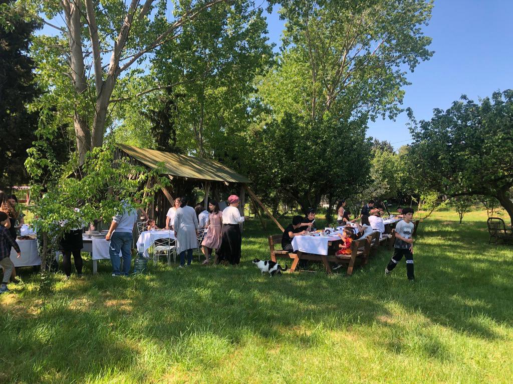 Sevgili dostlar,

Bayramınız kutlu olsun!

Önümüzdeki etkinliklere hazırlanırken size her zaman uzun uzun yazdığımız bayram mektubumuzu yazmayı ihmal ettik. Lütfen kusurumuza bakmayın. 
Bir görseniz; çoluk çocuk harika etkinlikler hazırladık sizlere. +++