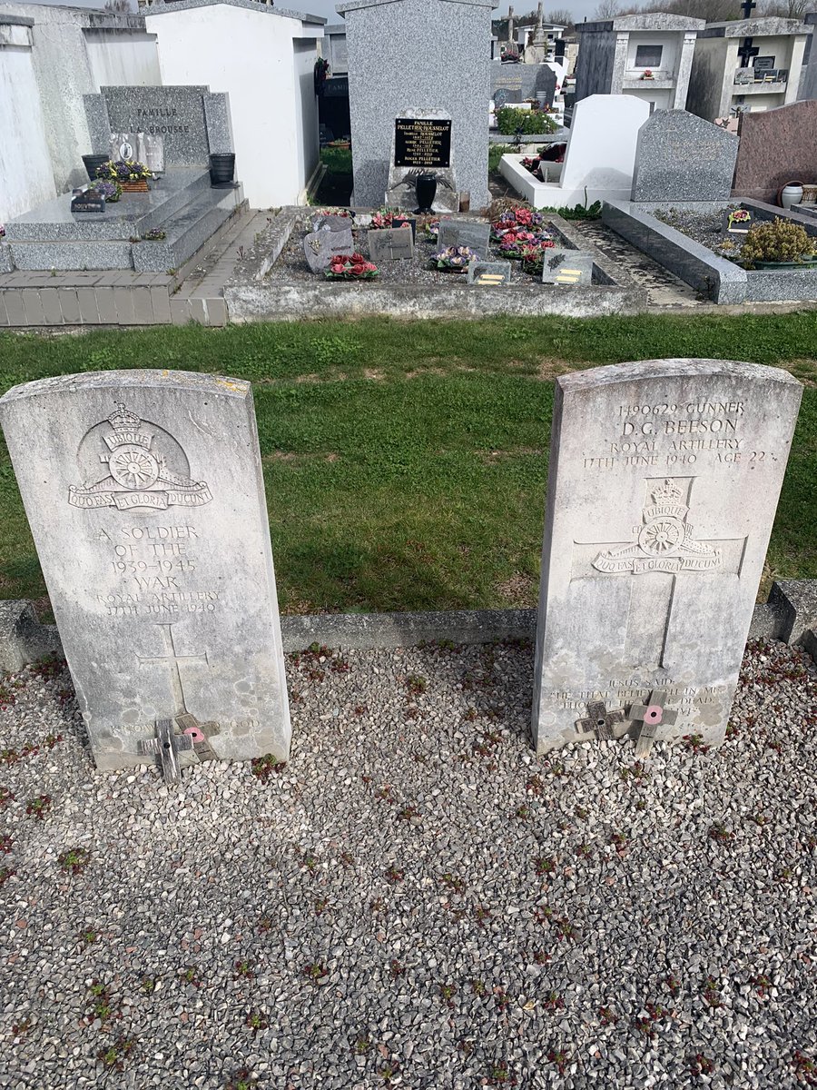 5/5 🇬🇧 Saint-Georges-d’Oléron (Charente-Maritime). Tombes de soldats britanniques tués dans le naufrage du Lancastria le 17 juin 1940 au large de Saint-Nazaire. 
cc @CWGC