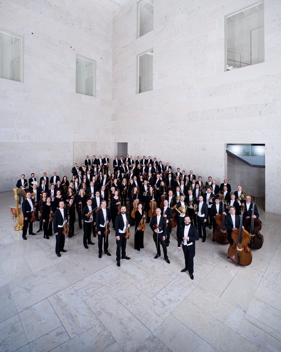 Das neue Orchesterfoto! Es rückt näher: das 125 Jahre Jubiläum der Wiener Symphoniker. Für das große Fest hat sich das ganze Orchester und der designierte Chefdirigent Petr Popelka in Schale geworfen. 📷 Wiener Symphoniker / Peter Rigaud Mit großem Dank an das Leopold Museum