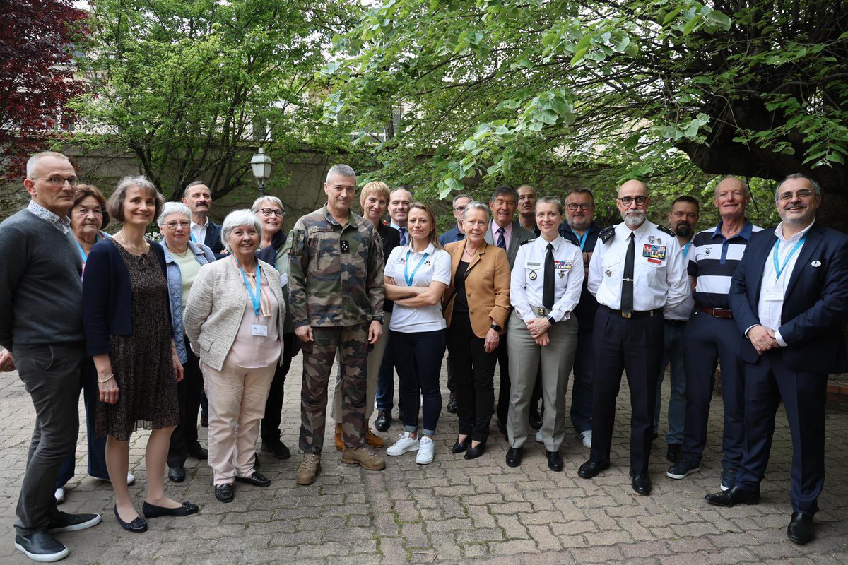 À Bordeaux, avec les participants de l'AG de la Fédération des clubs de la défense. Je salue le volontarisme et le dynamisme de leurs membres. La diversité des activités sportives et culturelles bénéficient à l’ensemble de la communauté humaine de nos armées. Bravo et merci