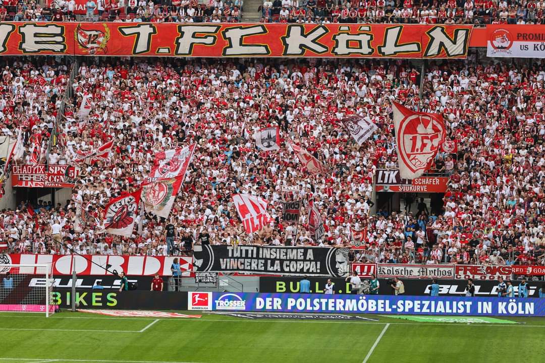 DialectikF's tweet photo. Côté ultras, les Ultimi Rimasti Lebowski sont jumelés avec les Coloniacs du FC Cologne qui ont sorti une banderole de soutien samedi dernier: "Tous ensemble pour remporter la Coppa !"
#CSLebowski https://t.co/AGMGt4lV3o