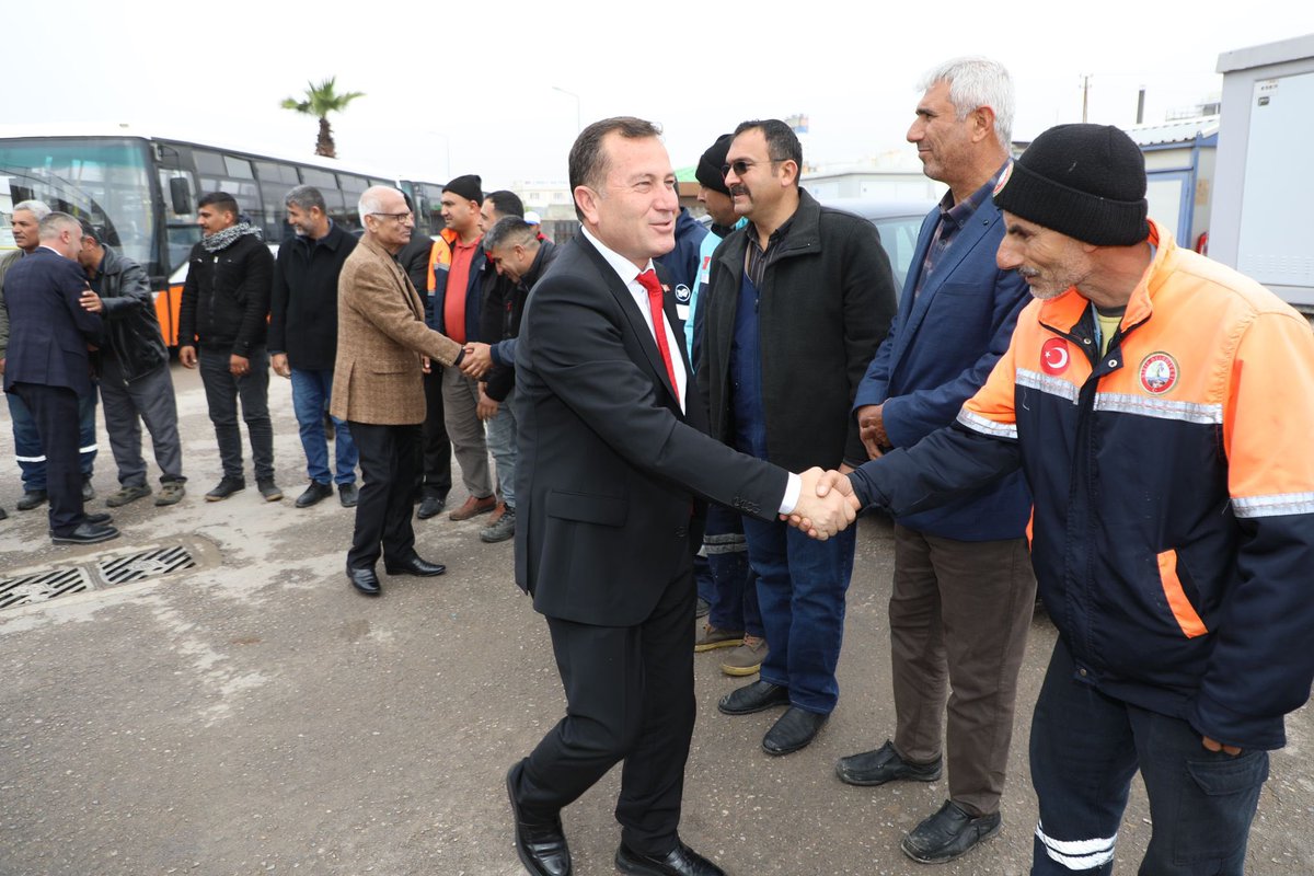 Dış Birimler Koordinasyon Merkezi’mizi ziyaret ederek bayram sürecinde Nizip’e hizmet için mesai başında olacak çalışma arkadaşlarımızı ziyaret ettik. Bayramlarını kutladık. Bu süreçte hemşehrilerimizin refahı için mesai başında olacak tüm çalışma arkadaşlarıma teşekkür…