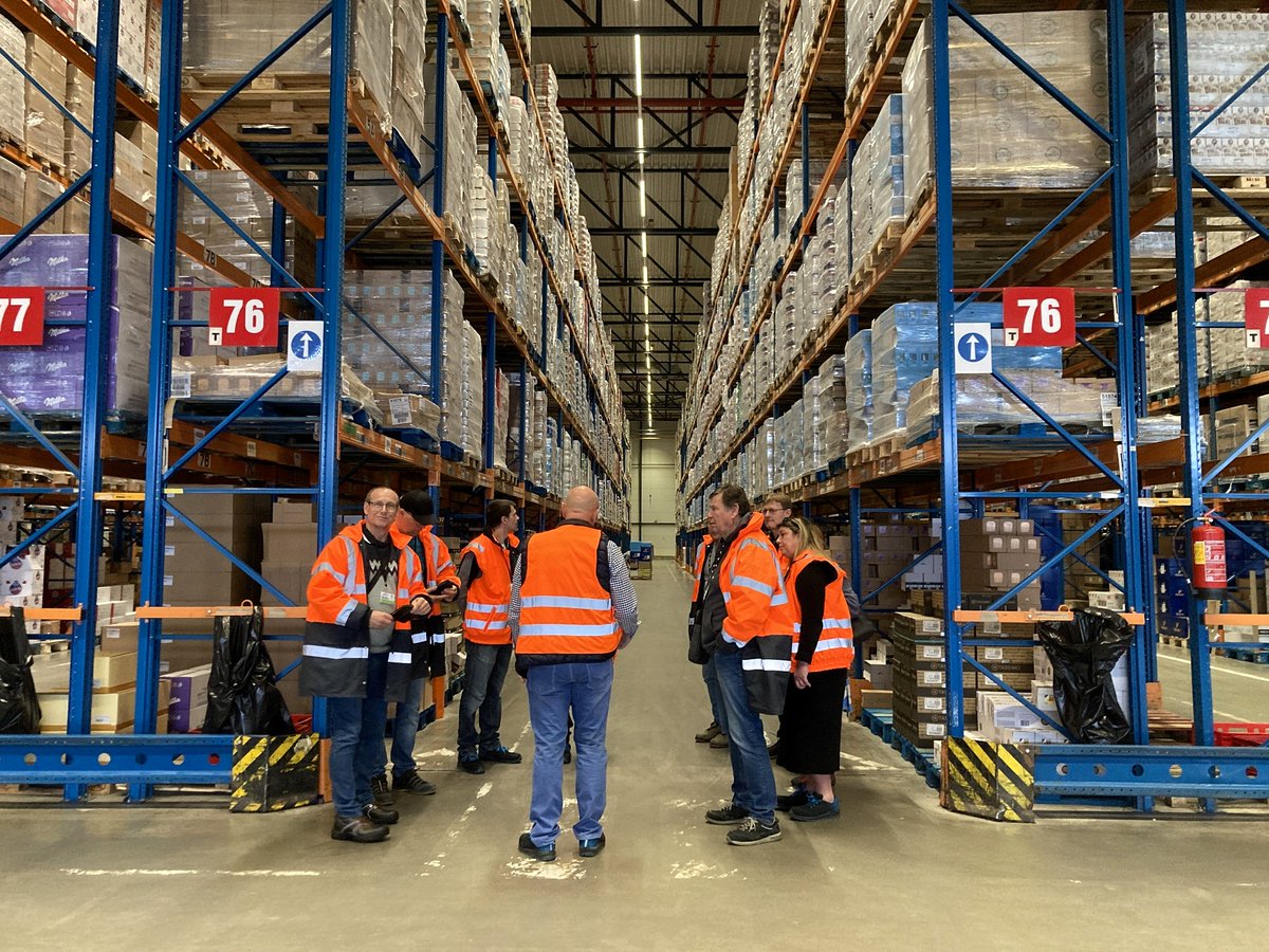 ♻️Rozvíjíme spolupráci s Českou federací potravinových bank. V našem distribučním centru v Klecanech jsme přivítali tým Věry Doušové z PB Praha, abychom se podělili o znalosti a zkušenosti se skladováním a předali reálné tipy, které můžou pomoc v jejich praxi. A pokračujeme...