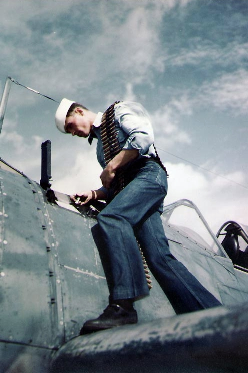 US Navy ordnanceman loading .50 caliber ammunition for a F2A Buffalo fighter, Naval Air Station Miami, Florida, United States, 9 Apr 1943 

#warbirds #ww2 #wwii #worldwar2
