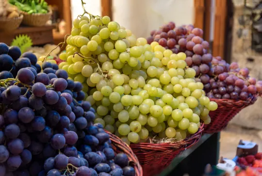 plantfullness's tweet photo. Analysis by @PAN_UK &amp; @CHEMTrust has revealed toxic forever chemicals (#PFA) in our fruit &amp; veg 🍓
Which is most commonly contaminated?
🍓Strawberries (95% of samples tested)
🍇Grapes (61%)
🍒Cherries (56%)
🥬Spinach (42%)
🍅Tomatoes (38%)
https://t.co/SYZCGPkJWV https://t.co/7gsw75csv3