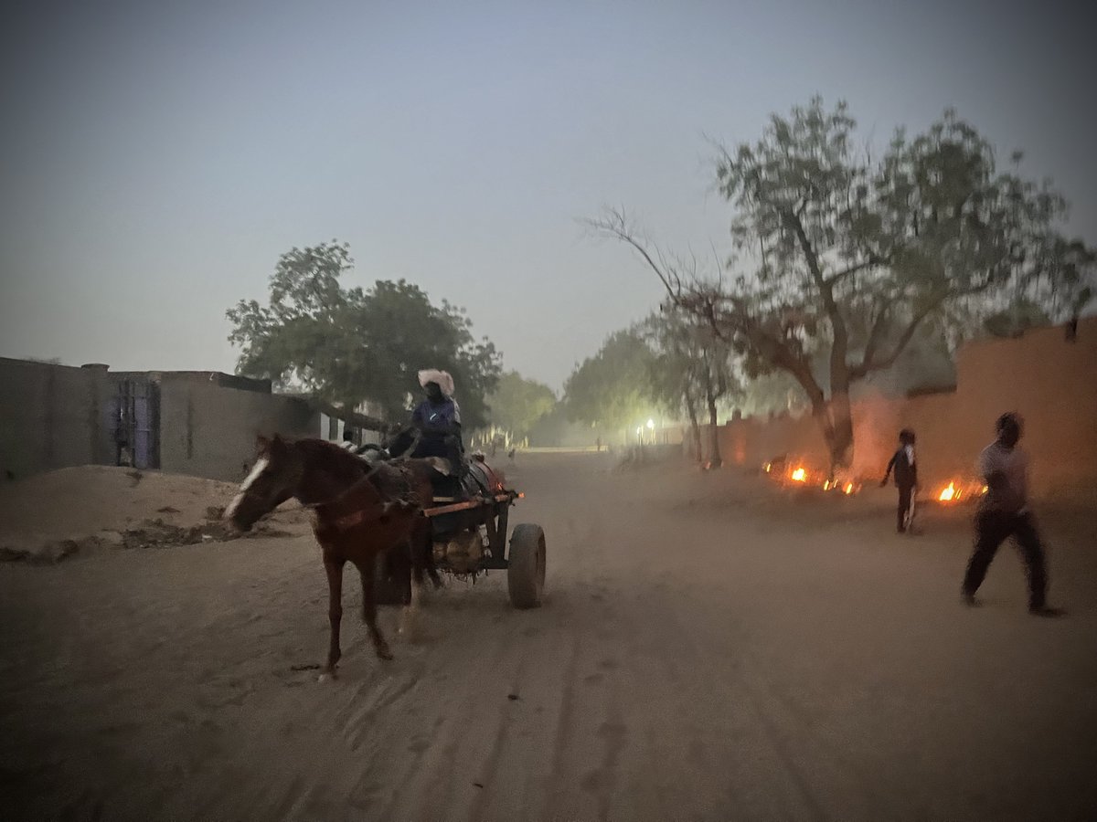 Última noche de Ramadán en Adré, frontera Chad-Sudán. El sonido de las conversaciones en las casas vecinas no ha cesado en toda la noche y hoy han amanecido todos bell@s y risueñ@s. Eid Mubarak, amigues
