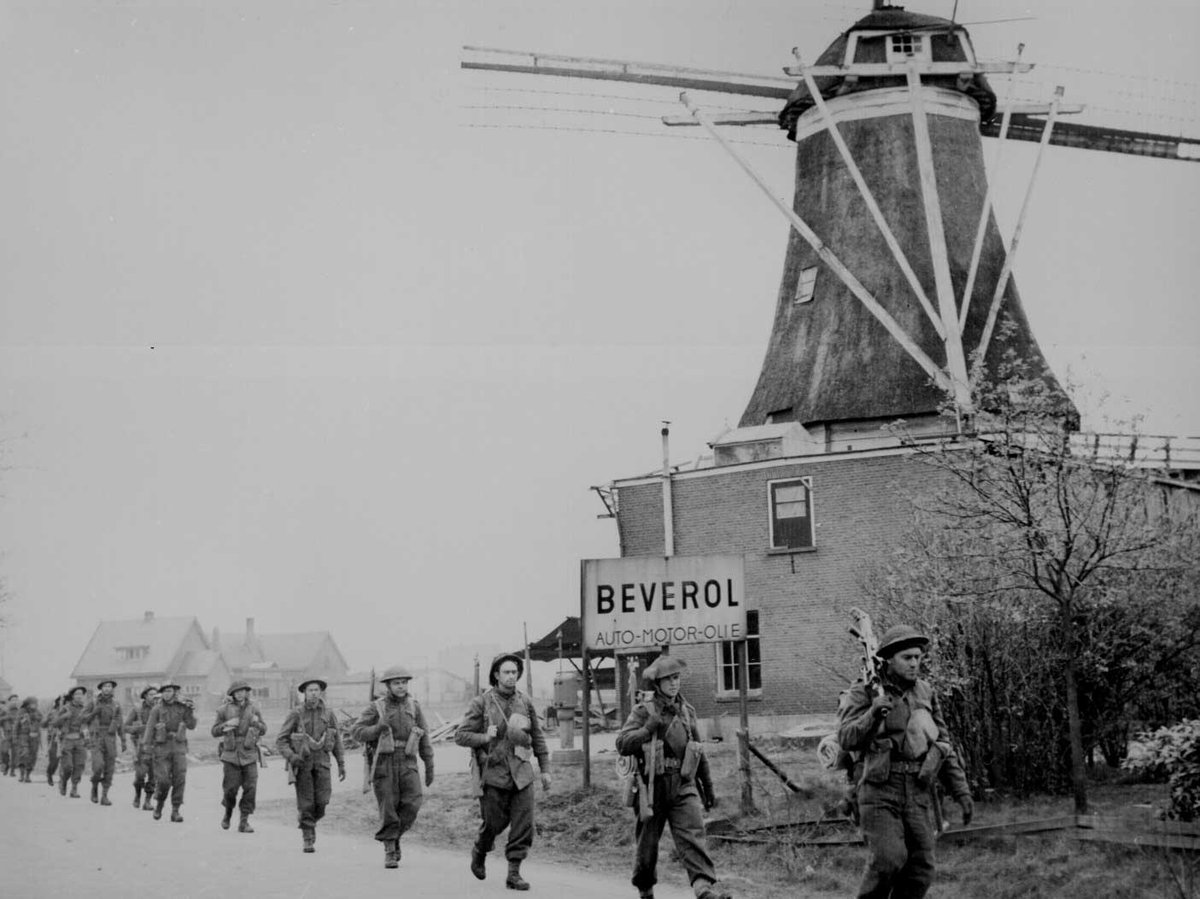 Canadian Infantry of the Regiment de Maisonneuve, moving through Holten to Rijssen, Netherlands, 9 Apr 1945 

#ww2 #wwii #worldwar2