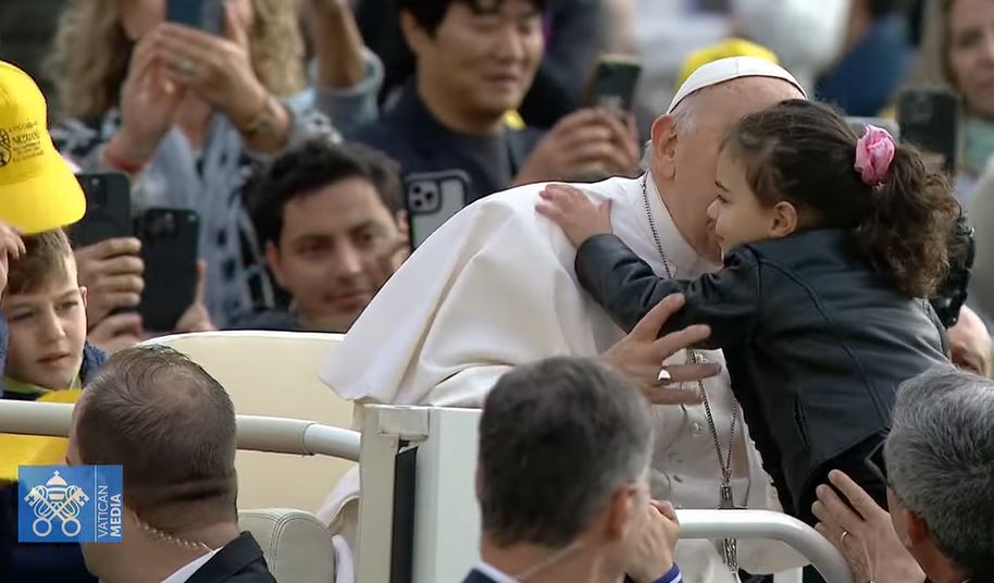 Starting the day with a hug. #PopeFrancis.