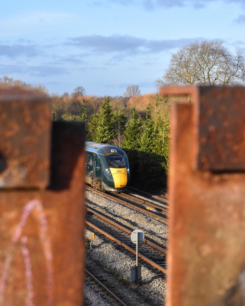 👋 Good morning ℹ️ Due to flooding between Liskeard and Looe the line is blocked ℹ️ Due to a fault with the signalling system at Cosham, trains have to run at reduced speed 👉 Check your journey gwr.com/check 📍 Hinksey Park, Oxford 📸 photography_of_oxfordshire