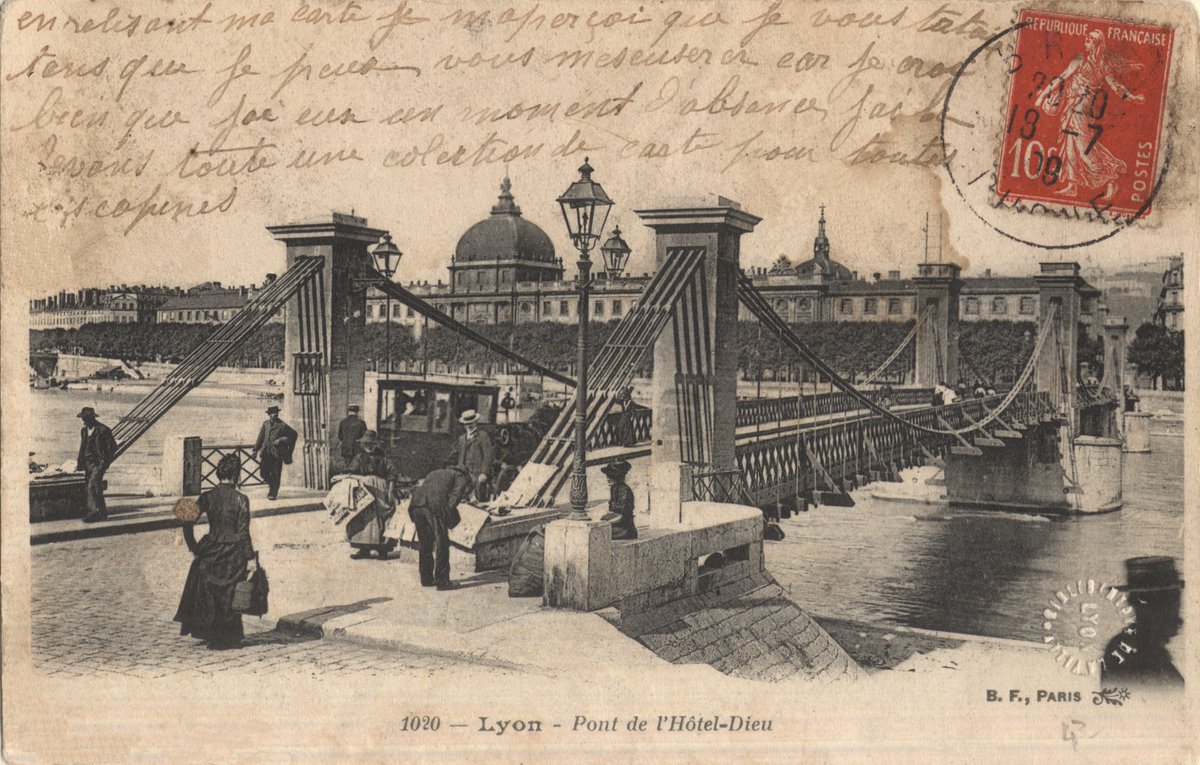 Entre le pont Lafayette et le pont de la Guillotière, le pont de l'Hôtel-Dieu dit aussi de l'Hôpital est construit à la fin des années 1830. En 1912, il est remplacé par un pont en bois provisoire jusqu'à l'inauguration du pont Wilson, le 14 juillet 1918 ⤵️vu.fr/ELlKd