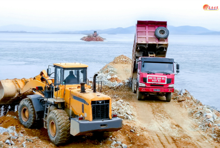 Corea del Norte sigue construyendo nuevas zonas para ganar más terreno al mar. Todo el territorio ganado se destinará al cultivo de arroz resistente a la salinidad.