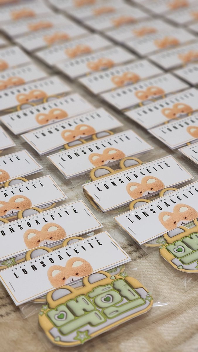 ziniEGG's tweet photo. 🥬 LONSDALEITE  IN MANILA 🥬
      fan support by @ziniEGG 

I'll be giving away 500 pieces of combined Eribong '백현' nametag and 'BBH🍓4' temporary tattoo

🌟 like &amp; rt
🌟 1:1
🌟 loc and time tba

See y'all
#LonsdaleiteinManila 
#BaekhyunInManila https://t.co/EVK7Jcmt3I