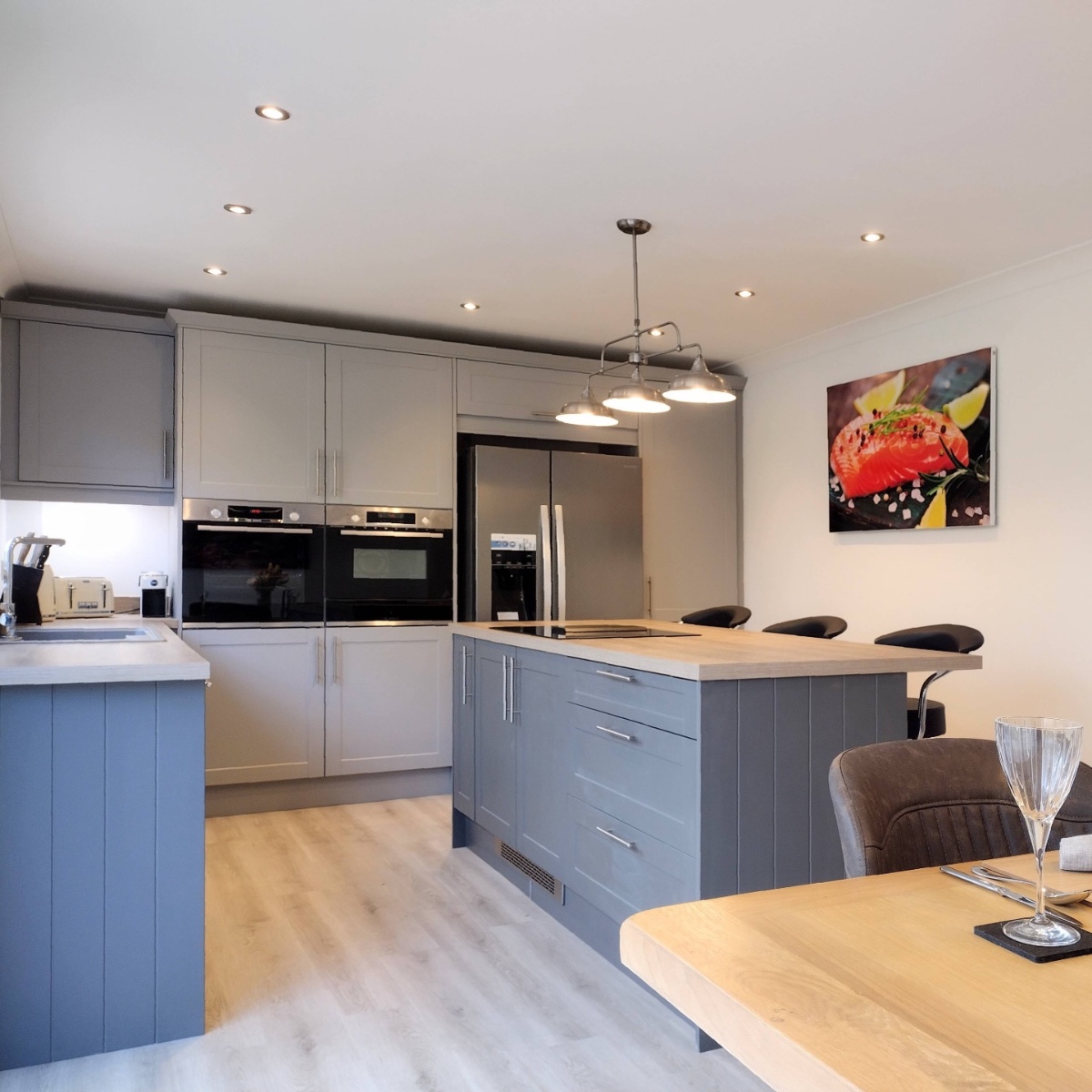 WrenKitchens's tweet image. Combining modern sophistication with the cozy comforts of home in this gorgeous Shaker Classic kitchen in lava grey matt 🏡✨

#wrenkitchens #wrenovation #greykitchen #kitchendesign #kitcheninspo #modernliving #kitcheninspiration #minimalism #oakworktops