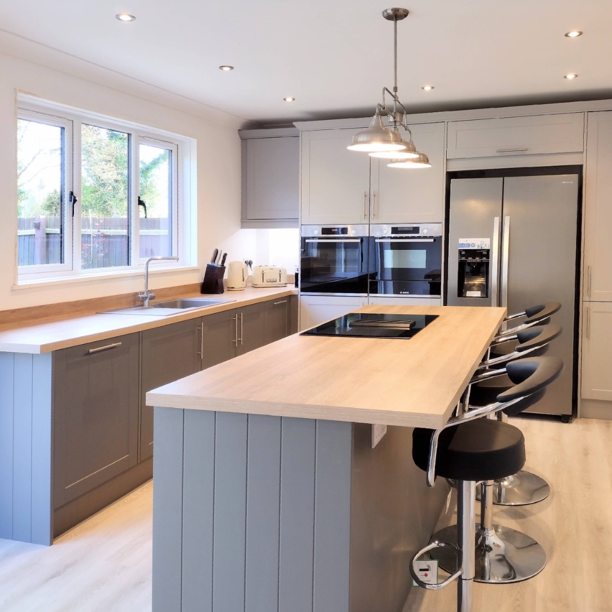 Combining modern sophistication with the cozy comforts of home in this gorgeous Shaker Classic kitchen in lava grey matt 🏡✨ #wrenkitchens #wrenovation #greykitchen #kitchendesign #kitcheninspo #modernliving #kitcheninspiration #minimalism #oakworktops
