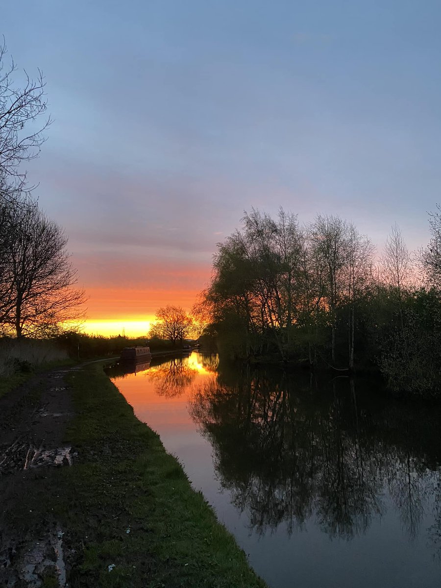 Out before 6am and gorgeous pre-sunrise skies. What a beautiful start to the day! #dailywalk #timeinnature #wellbeing #canal #earlymorning