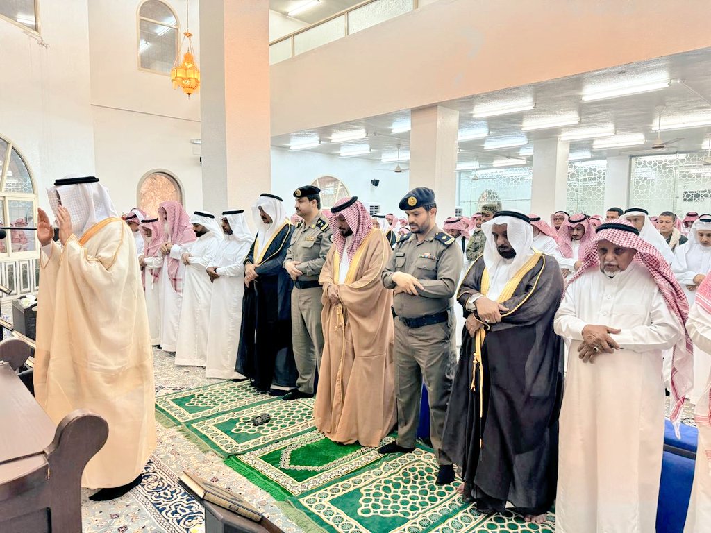 #محافظ #فيفاء المهندس صالح بن علي القحطاني يؤدي صلاة #عيد_الفطر_المبارك مع جموع المصلين في جامع أبو بكر بغرب العمريين في المحافظة.