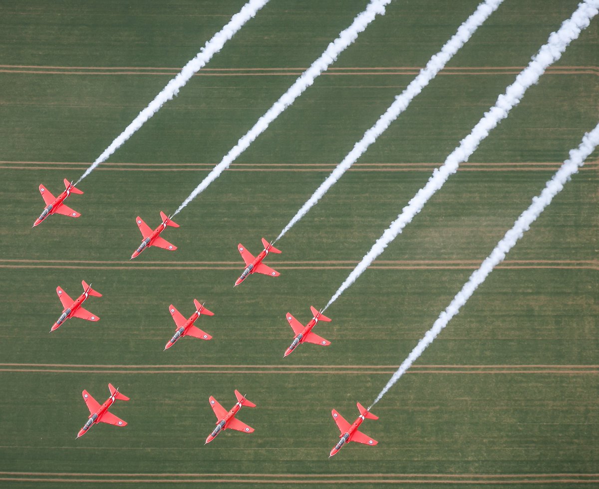 PhilipJDye's tweet photo. @rafredarrows' diamond nine over the fields of Lincolnshire. 

 @RAFRedArrows_OC
#hawkt1a #aerobatics #RedArrows #lincolnshire #formation #diamondnine https://t.co/Aov3nzeKQa