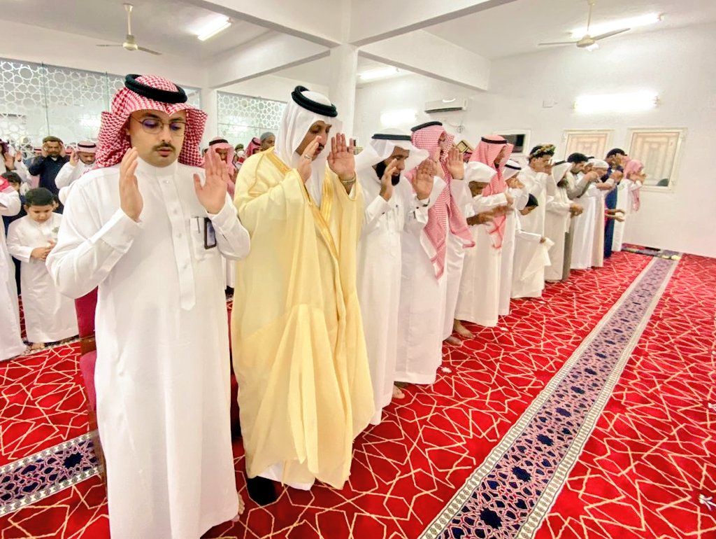 رئيس مركز #الجوة الأستاذ علي بن يحي الحريصي يؤدي صلاة #عيد_الفطر_المبارك مع جموع المصلين في جامع الجوة بفيفاء