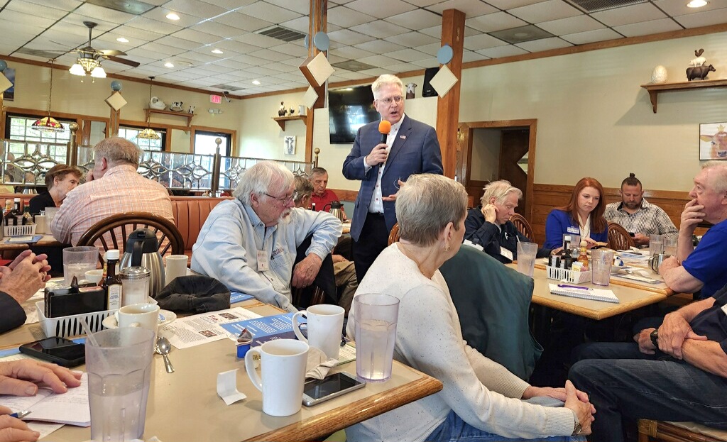 Jemord1776's tweet photo. Jonathan gave a powerful and inspirational address Monday morning to 100+ patriots at the Williamsburg Breakfast Club.
#EmordForSenate #2024USSenate #2024Election #SaveVirginia #SaveAmerica https://t.co/ihQJaROsmp