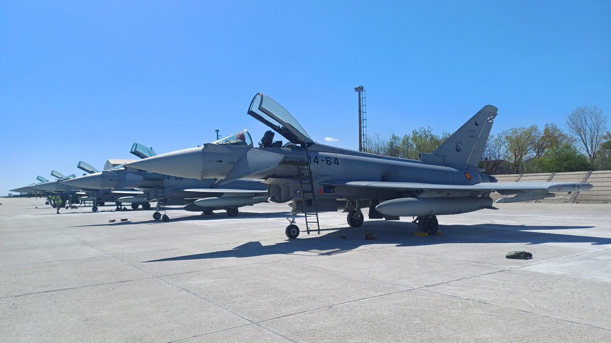 Defensagob's tweet photo. #BuenosDías
Ya desplegado en #Rumanía el Destacamento #Paznic, con cinco aviones Eurofighter, 57 miembros del #Ala14 y dos del Centro Logístico de Armamento y Experimentación. Hasta el 19 de abril, realizarán misiones de vigilancia aérea y entrenamiento con países aliados @NATO. https://t.co/D6EXt4Ujr0