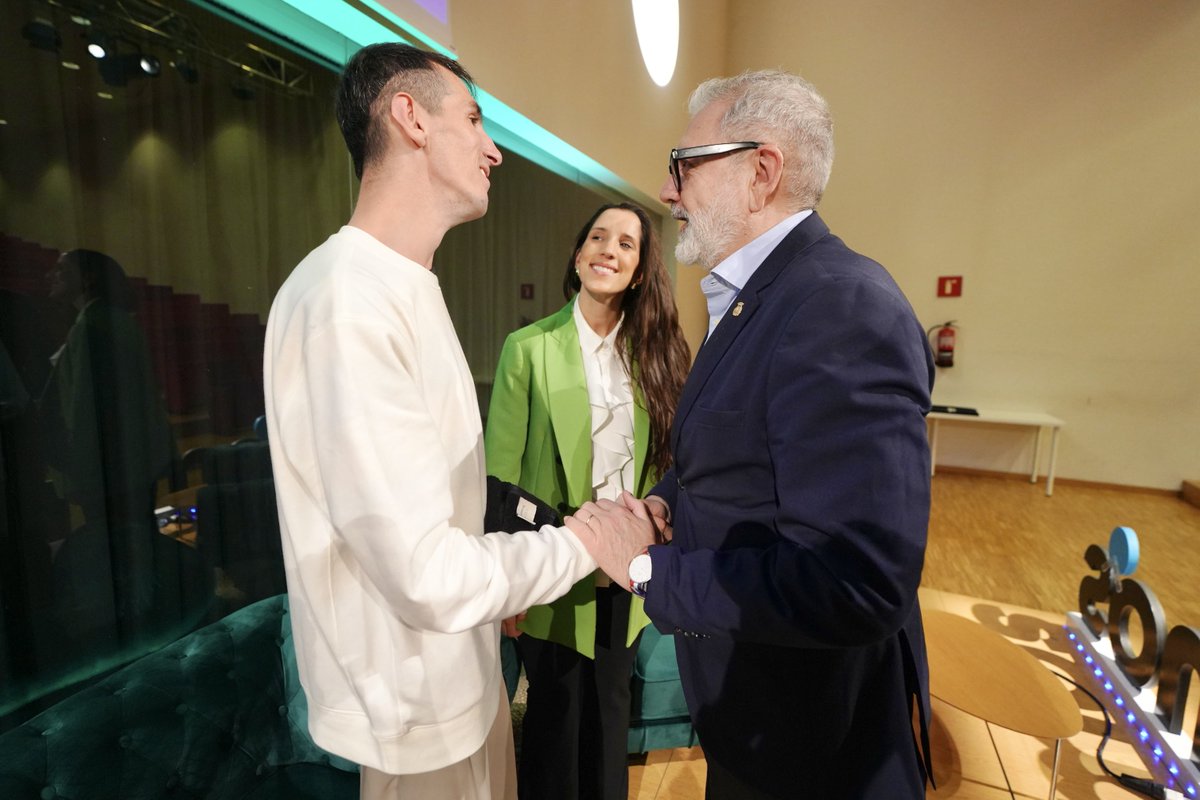 paerialleida's tweet photo. Celebració dels 40 anys de la lleidatana @aritmos a @lallotjalleida. L'alcalde @flarrosa ha felicitat aq consultoria informàtica i tecnològica per la seva emprenedoria i contribució al progrés empresarial i pq és exemple de la projecció de #Lleida al món i de la seva capitalitat. https://t.co/QKv9vxj0j2