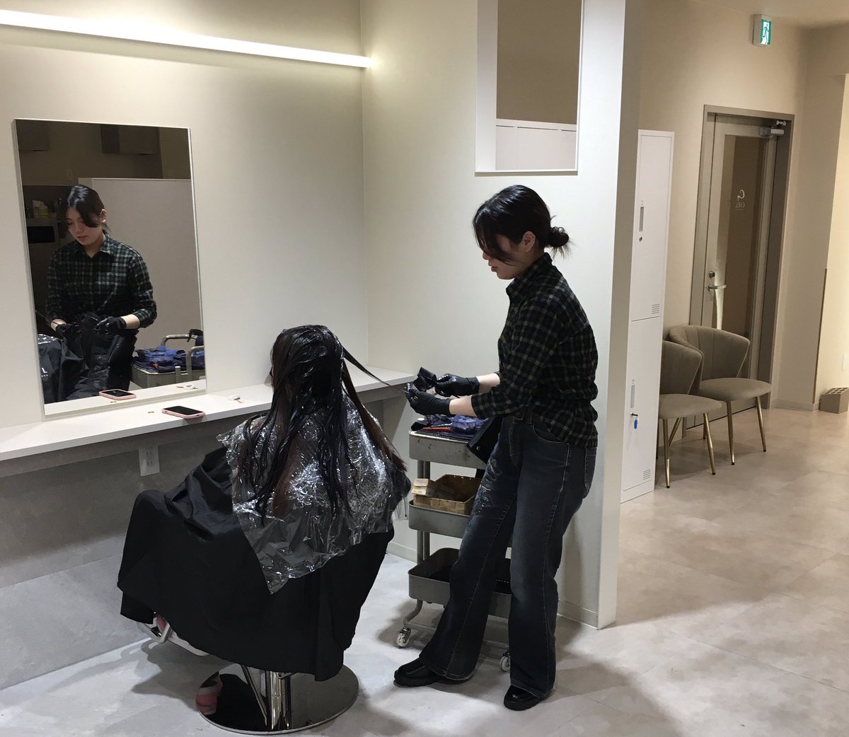 Ryoheimurata's tweet photo. 店舗にきたら新卒アシスタントスタッフがカラーモデルレッスンしてた

めちゃくちゃ早いなw https://t.co/8f3cqhE31r