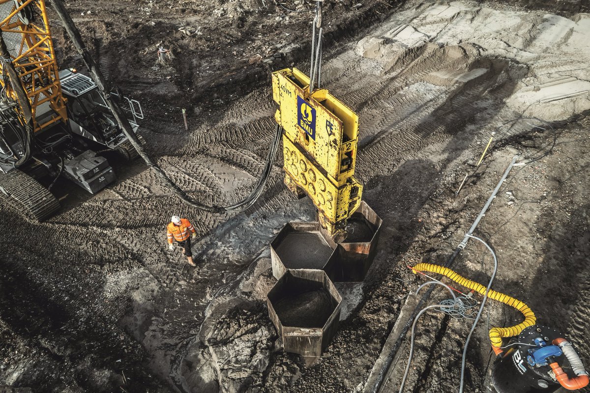 A high-frequency vibrator is inserting honeycomb structure as part of a soil remediation project - b.link/222hntkj #Aspermont #BauerResources #SoilRemediation #HoneycombPiles #Piling #Contamination #Germany