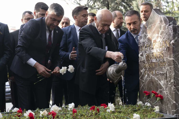 Türk Dünyasının Bilge Lideri Devlet Bahçeli, #RamazanBayramı'nda Başbuğ Alparslan Türkeş'in kabrini ziyaret etti.