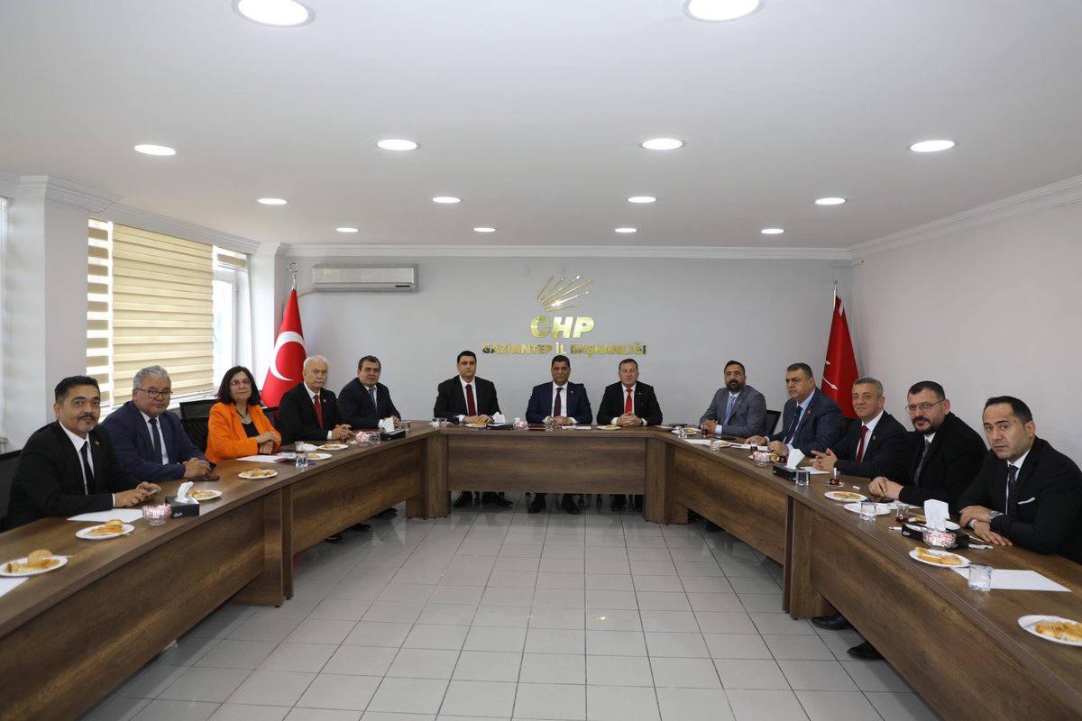 CHP Gaziantep İl Başkanımız Reis Reisoğlu, Şehitkamil Belediye Başkanımız Umut Yılmaz ve Büyükşehir Belediye Meclis Üyelerimiz ile birlikte İl Başkanlığımızda gerçekleşen grup toplantımıza katılım sağladık.