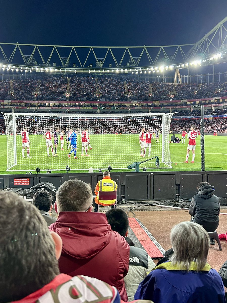 BatisteGrjs's tweet photo. FRUSTRATING NIGHT AT THE EMIRATES 

La dernière fois que mon club avait joué un quart de final de ldc j’avais 9 ans. Je me devais voir de voir ça au stade.

⚽️ Arsenal - Bayern  [2-2]
🏆 UEFA Champions League 
🏟️ Emirates Stadium 

Ambiance des très grand soir.

#arsenal https://t.co/maBFsstLcs