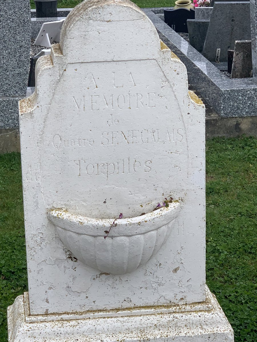 1/2 Saint-Georges-d’Oléron (Charente-Maritime). Sépulture de quatre tirailleurs sénégalais (90e bataillon) morts le 8 juin 1917 dans le naufrage de leur bateau, le Sequana, torpillé par un sous-marin allemand au large de l’île d’Yeu en Vendée.