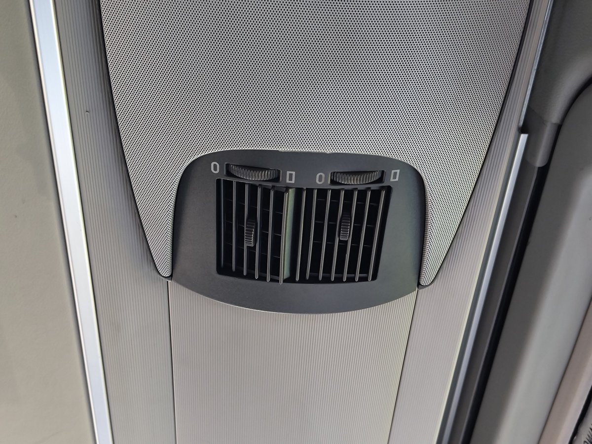 これいま乗ってるバスの空調吹出口なんだけど、長方形と角丸長方形は