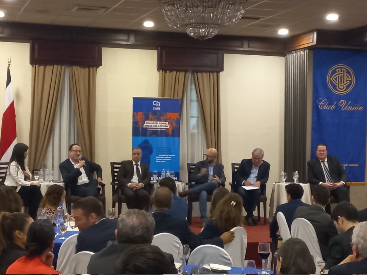 Foro: Perspectivas sobre el tipo de cambio. Excelente evento organizado por <a href="/AsociLibre/">Asociación Libre</a> en <a href="/ClubUnionCR/">Club Unión CR</a>