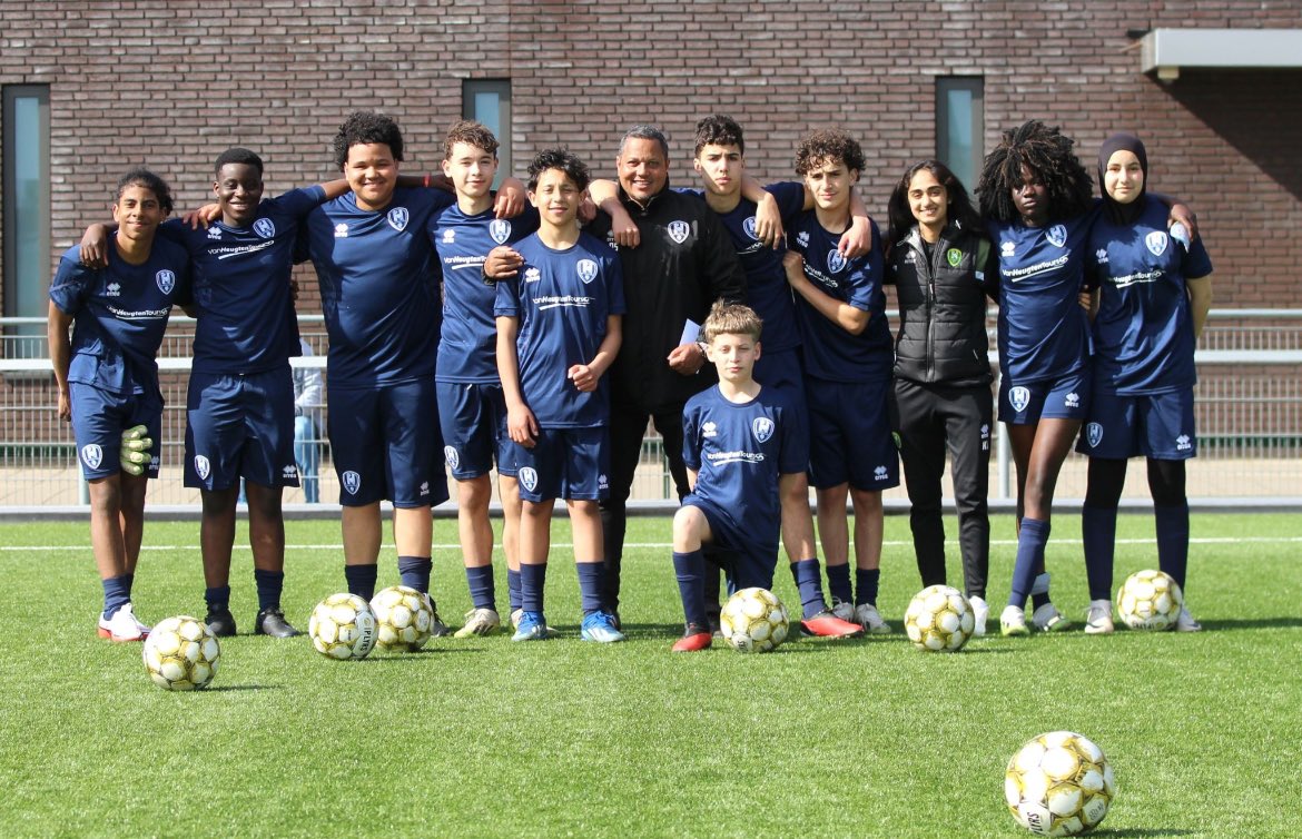 RonaldSamson71's tweet photo. Voor projectdeelnemers van de VO Voetbal League was het een bijzonder weekend. Op zondag werden de ‘Spelers van de Week’ namelijk uitgenodigd op de jeugdopleiding van ‘Onze Trots’ om te ervaren hoe het is om een jeugdspelers te zijn.

@ADOMaatschappij https://t.co/VxzCIDYOEI