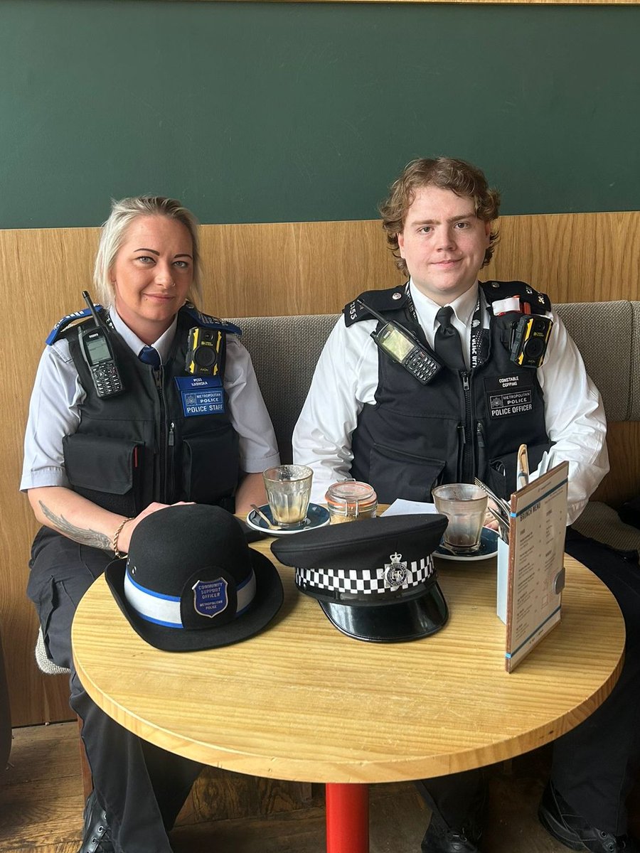 MPSHampsteadTn's tweet photo. PC Copping and PCSO Ilkowska recently hosted #CoffeeWithACopper at Redemption Roasters on South End Road.
We hold these regular sessions to enable residents to meet the local police team to share their concerns or just to have a little chat โ๏ธ https://t.co/jdlMCdgMut