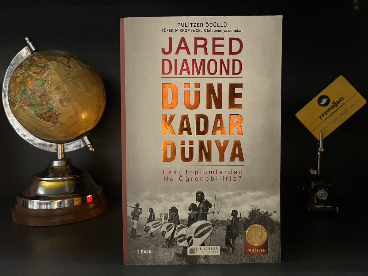 📌 Jared Diamond - Düne Kadar Dünya Eski Toplumlardan Ne Öğrenebiliriz? “Çöküş ve Tüfek, Mikrop ve Çelik gibi kitaplarıyla çok satanlar listelerinin gediklisi hâline gelen, Pulitzer ödüllü Jared Diamond, bu sefer yeni bir soruya yanıt arıyor: Dünyayı daha yaşanabilir bir yer…