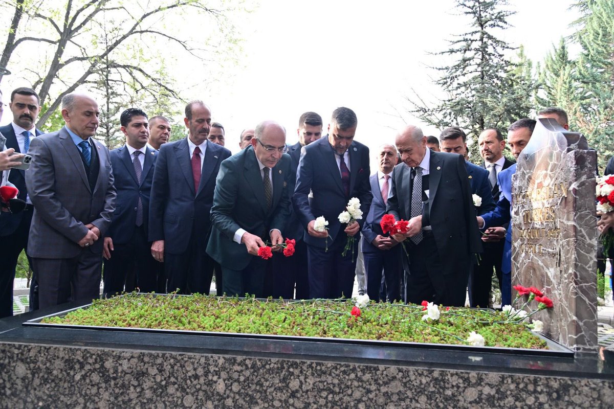 Liderimiz Sayın Devlet BAHÇELİ, bayram namazı sonrası Başbuğumuz Alparslan TÜRKEŞ’in kabrini ziyaret edip dua etti.