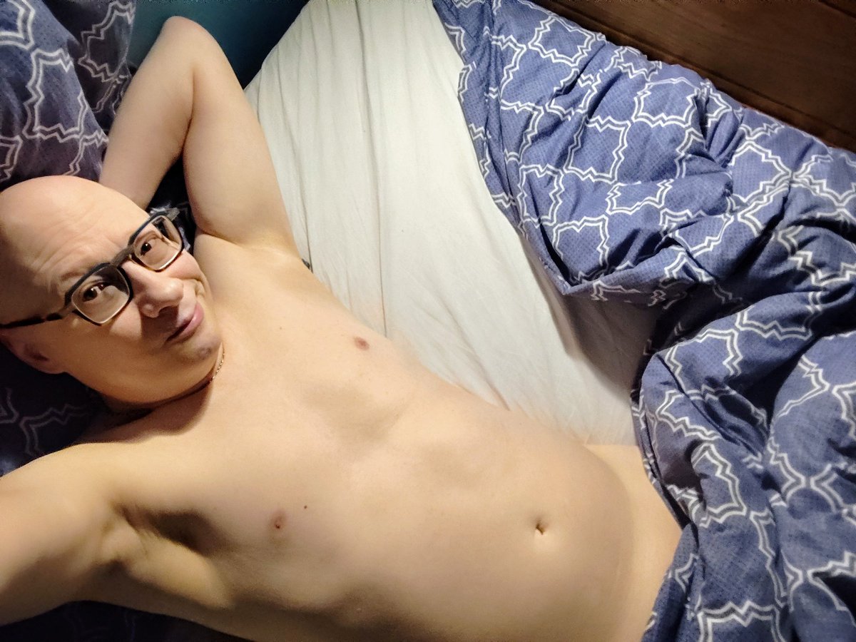 vildamour's tweet photo. Bon allez debout là dedans 🤣 bon mercredi les Xtis 🤗 c'est mercredi ☺️ passez une bonne journée et je vous kiffe grave 😘 #positiveBody https://t.co/zaIGcrwrD7