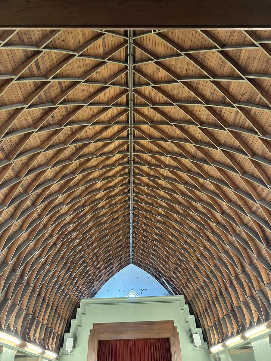 👀 St Wilfrid’s Church, #Harrogate Leslie Moore’s amazing “Lamella” roof, said to be in an Early English Gothic style. The church guide suggests such structures originated in Germany in the 1920s for industrial buildings. #Woodensday