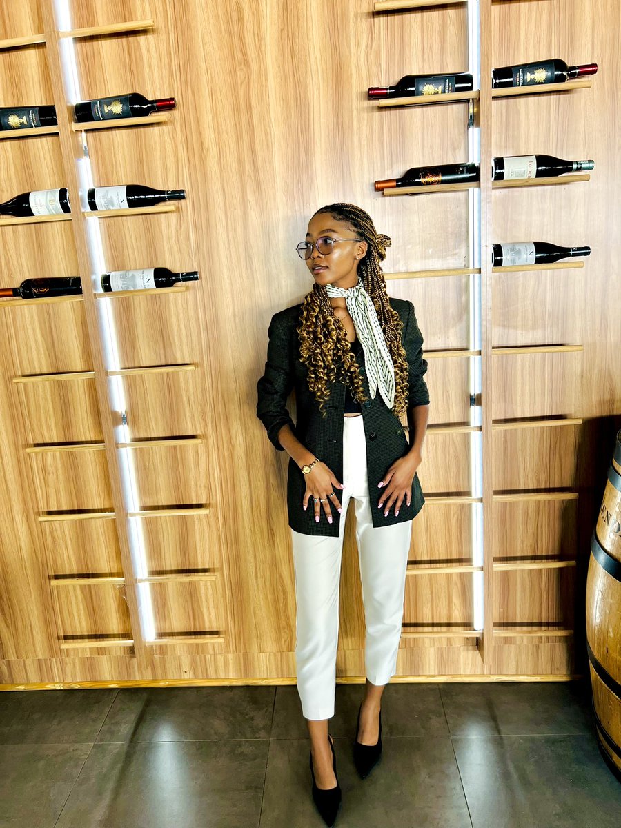 therealfarinah's tweet photo. Corporate? Say less 😤 https://t.co/dk2vigI7dg