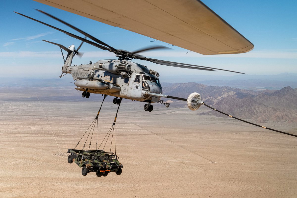 No tiene que ser sencillo...
Un #Sikorsky CH-53E #SuperStallion repostando durante el Weapons and Tactics Instructor course 2-24, en Yuma, (#USMC photo by Cpl. Gideon M.  Schippers) dvidshub.net/image/8328168/… #CH53E