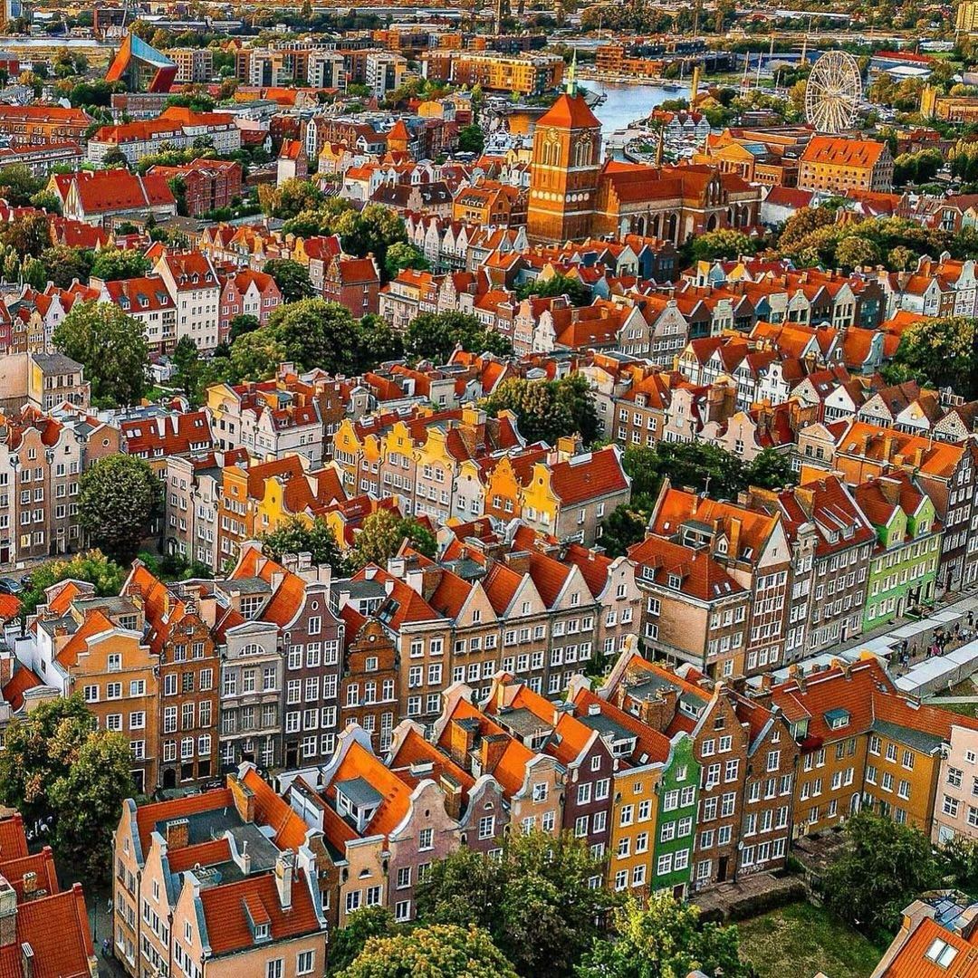 🇵🇱 Les belles maisons colorées de Gdańsk en Pologne ! Très belle journée à tous ! 🏠🍀

📸 maglossoglam