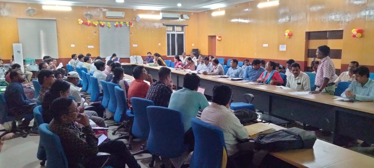 Respected Collector, Subarnapur took a review meeting on heatwave preparedness & preventive measures taken up to combat the heat stress condition with different departments and offices of Subarnapur district. @SRC_Odisha @osdmaodisha