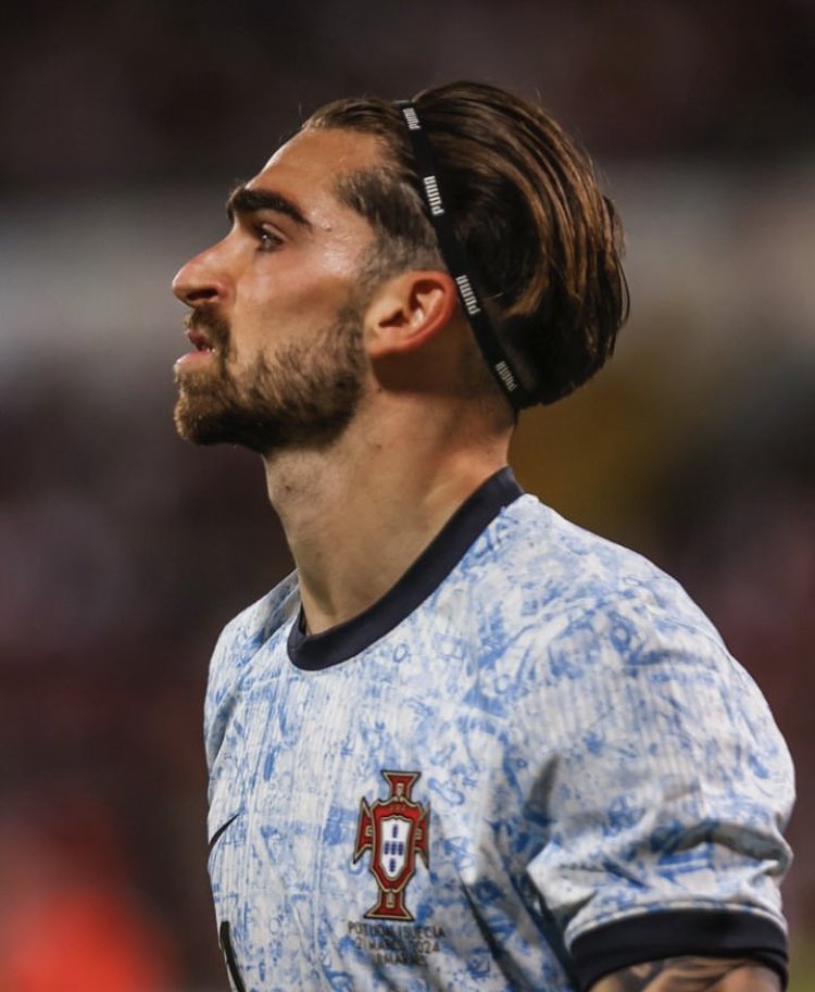 🚨 FC Porto está interessado em garantir a contratação de Jota Silva, de acordo com o jornal ‘A Bola’.
O extremo de 24 anos soma 15 golos e 7 assistências em 35 jogos pelo Vitória SC esta época.
O internacional português tem uma cláusula de rescisão de 20 milhões de euros.