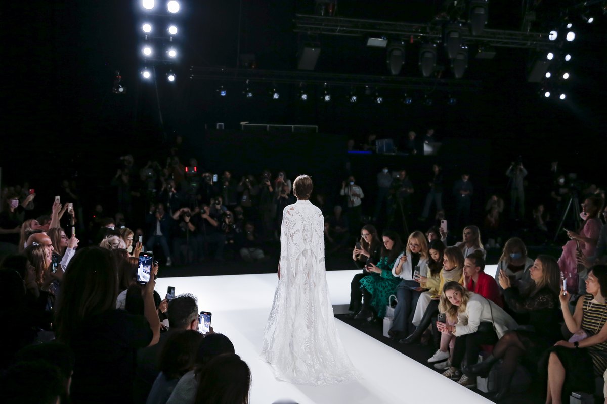 ¡Una semana para @BridalBcnFW 2024! 👰 Del 17 al 21 de abril, el evento líder mundial en moda nupcial acogerá 37 grandes marcas en la pasarela y 400 firmas en su trade show. 📍Recinto de Montjuïc #BBFW24