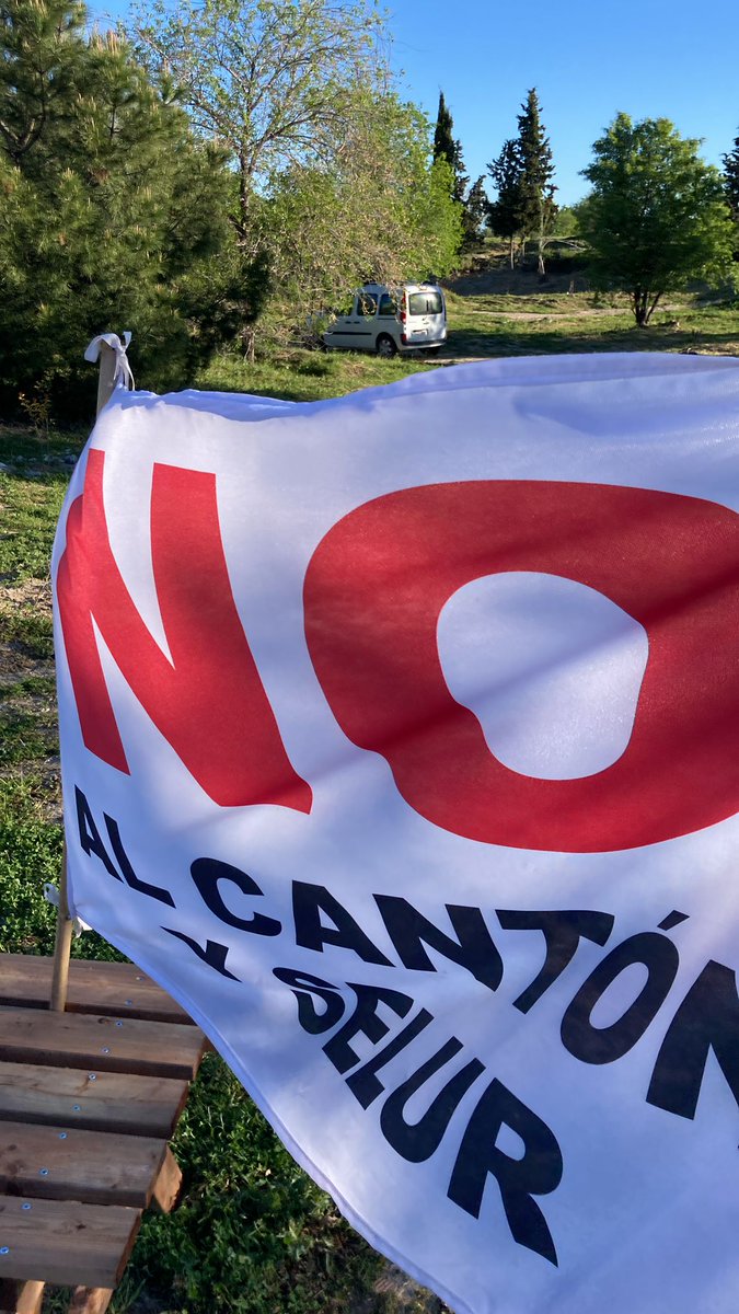 El mensaje no puede ser más claro. No al #megacantón y a la #macroselur todo en uno, 10.000 m2, en NINGÚN BARRIO. Vecinos de #Montecarmelo ya están acompañando a los trabajadores contratados por @madrid para preparar la parcela del #megacantón. Al que no se ve es a @bcarabante