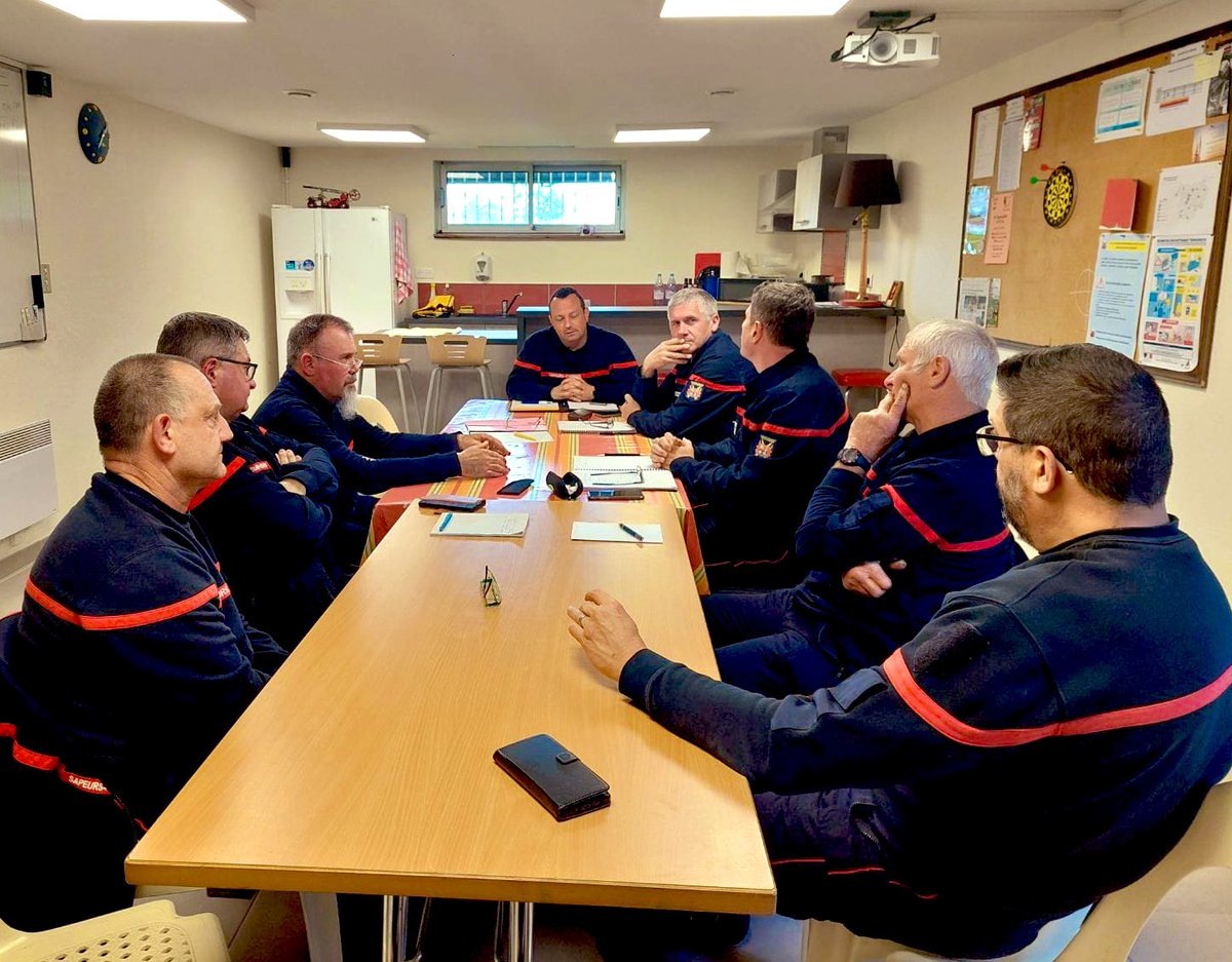 sdis47's tweet photo. #MardiVisite 🤝 Hier, le #DDSIS représenté par @xapergaud était en visite au centre de #LaPlume avec les représentants des cie Support #Agen et de Liaison #LePassage. 🗣️ Ces visites sont l’occasion d’échanger sur les actu du #sdis47 et sur les difficultés rencontrées #terrain. https://t.co/J2l0VxVXgP