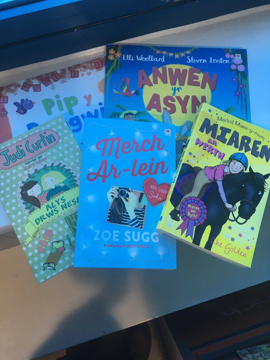 A big thank you @ReadforGoodUK for our delivery of lovely Welsh language books. Diolch yn fawr !!