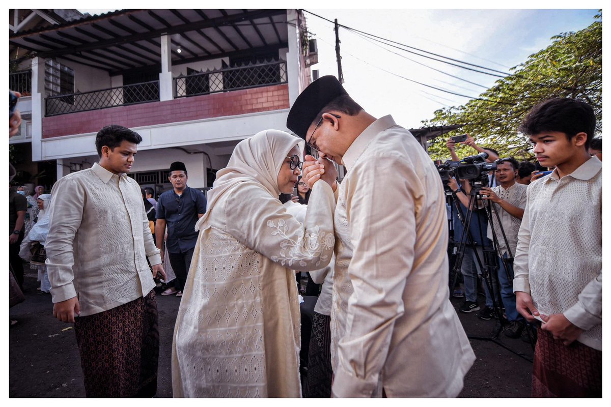 Alhamdulillah, pagi tadi menunaikan salat Idulfitri bersama warga Kampung Lebak Bulus di Masjid Babul Khoirot. InsyaAllah ibadah puasa kita sepanjang bulan suci Ramadan dilipatgandakan pahalanya dan berhasil mencapai derajat muttaqin. Kami bersyukur bisa berkumpul bersama…